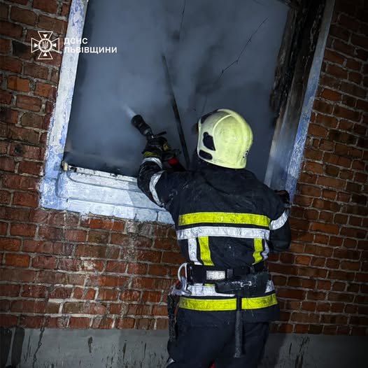 На Львівщині рятувальники ліквідували дві пожежі та врятували житлові будинки - 1