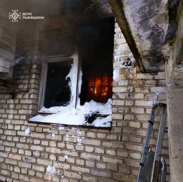 У Шептицькому рятувальники ліквідували пожежу в багатоповерхівці - 1