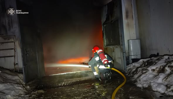 У Львові на вулиці Промисловій сталася пожежа: постраждав чоловік - 2