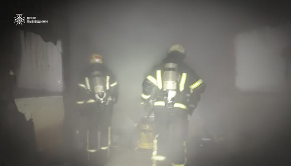 У Львові на вулиці Промисловій сталася пожежа: постраждав чоловік - 3