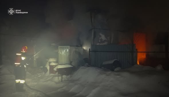 У Львові на вулиці Промисловій сталася пожежа: постраждав чоловік - 4
