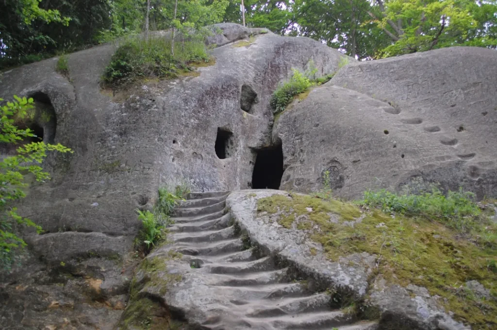 Городища, печерні монастирі та закинуті палаци: куди поїхати на Львівщині - 4