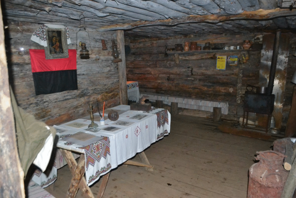 Сучасні скульптури, криївка УПА та солеварня: куди поїхати на Львівщині - 6