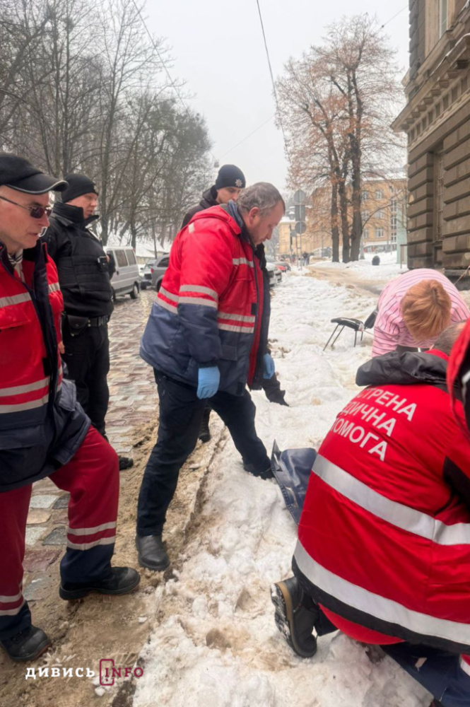 У Львові з даху будівлі впав лід на людину (доповнено) - 1