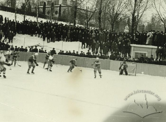 Яким був зимовий Львів у минулому столітті: добірка світлин - 18