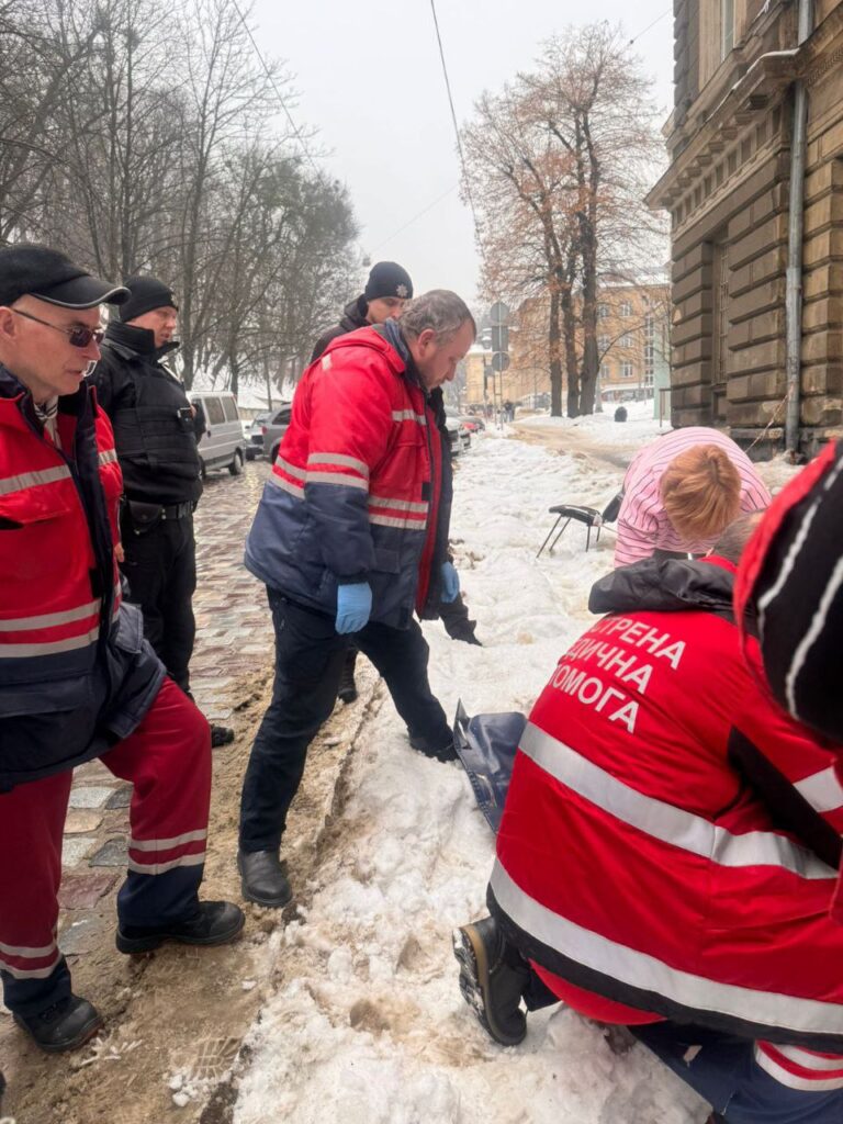 У Львові з даху будівлі впав лід на людину (доповнено) - 1