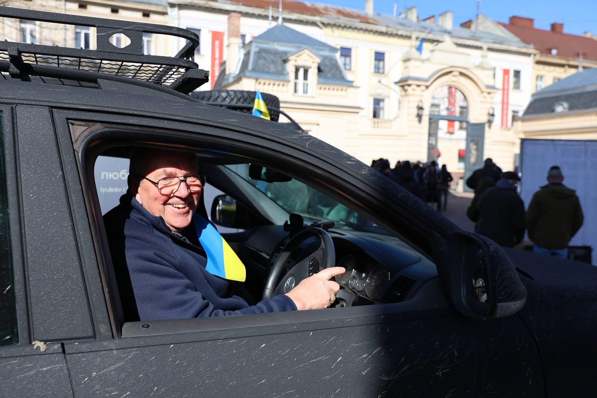 На Львівщину прибули майже 70 волонтерів із Британії та Ірландії й передали військовим 35 пікапів - 1