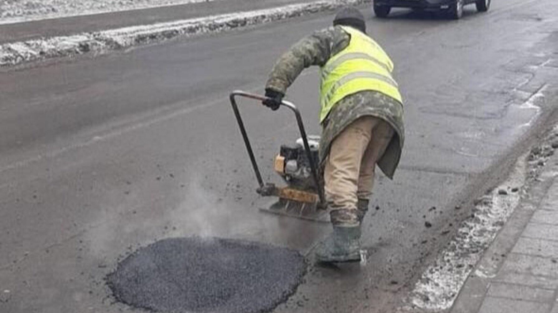 ремонт ям на дорозі