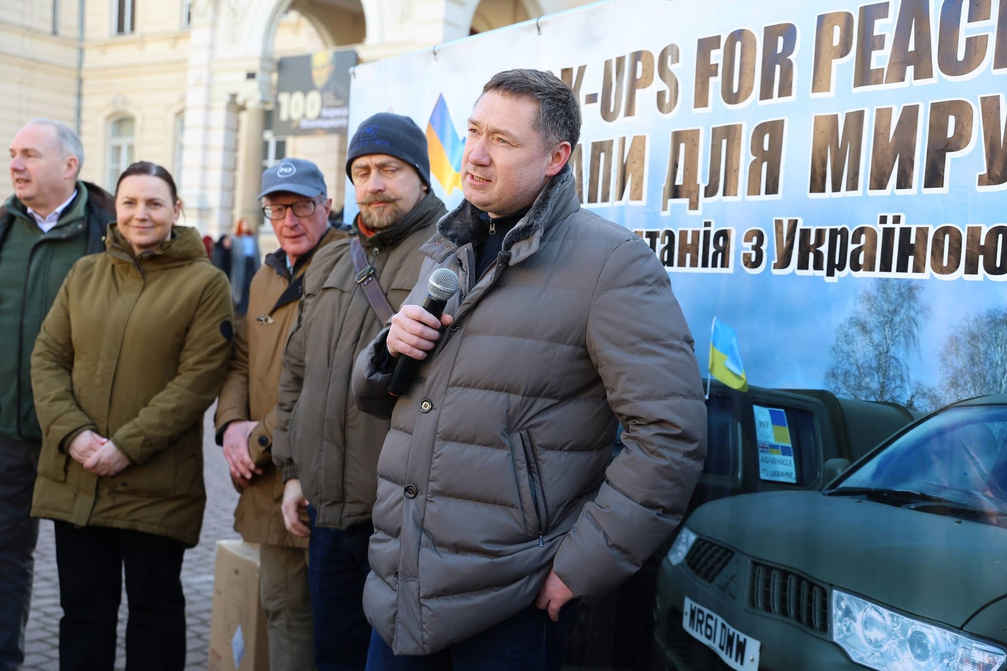 На Львівщину прибули майже 70 волонтерів із Британії та Ірландії й передали військовим 35 пікапів - 3