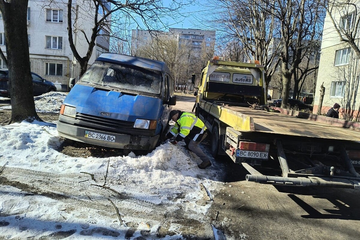 За тиждень з вулиць Львова забрали 5 покинутих машин - 1