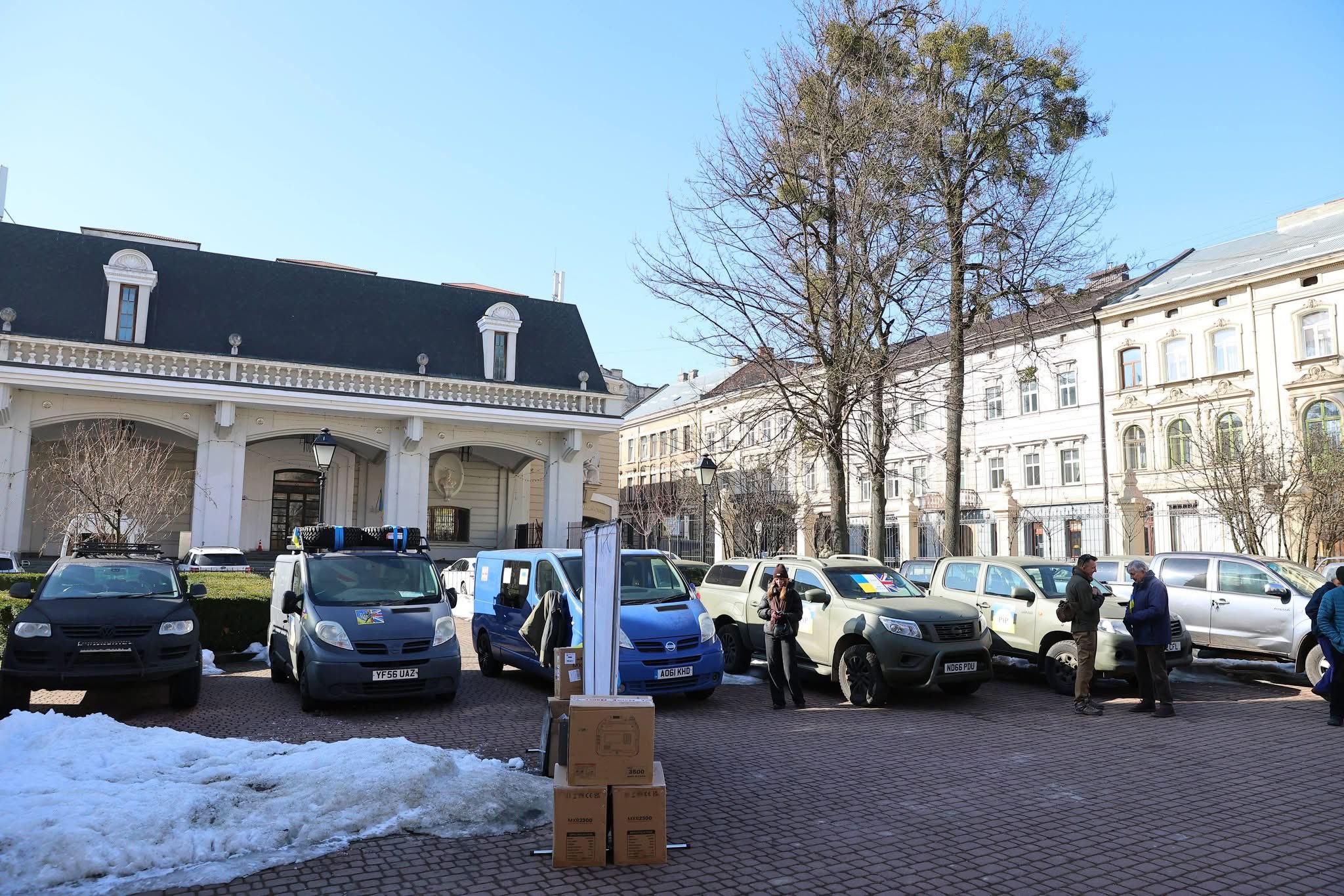 На Львівщину прибули майже 70 волонтерів із Британії та Ірландії й передали військовим 35 пікапів - 4