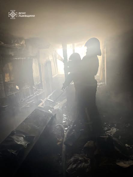 У Львові вогнеборці врятували трьох людей під час пожежі в багатоповерхівці - 1