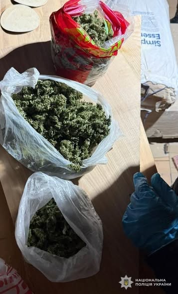 У Золочеві викрили 33-річного чоловіка, підозрюваного у збуті канабісу - 3