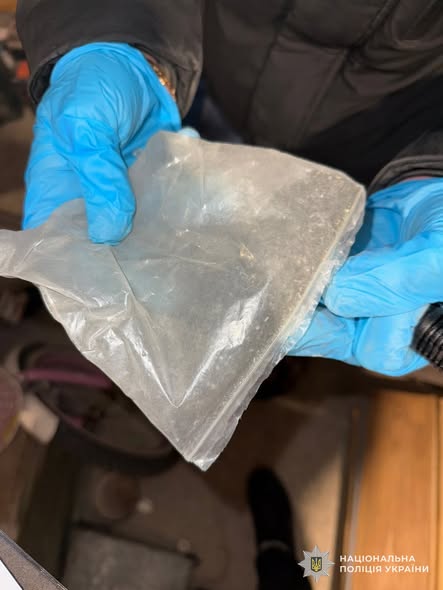 У Золочеві викрили 33-річного чоловіка, підозрюваного у збуті канабісу - 4