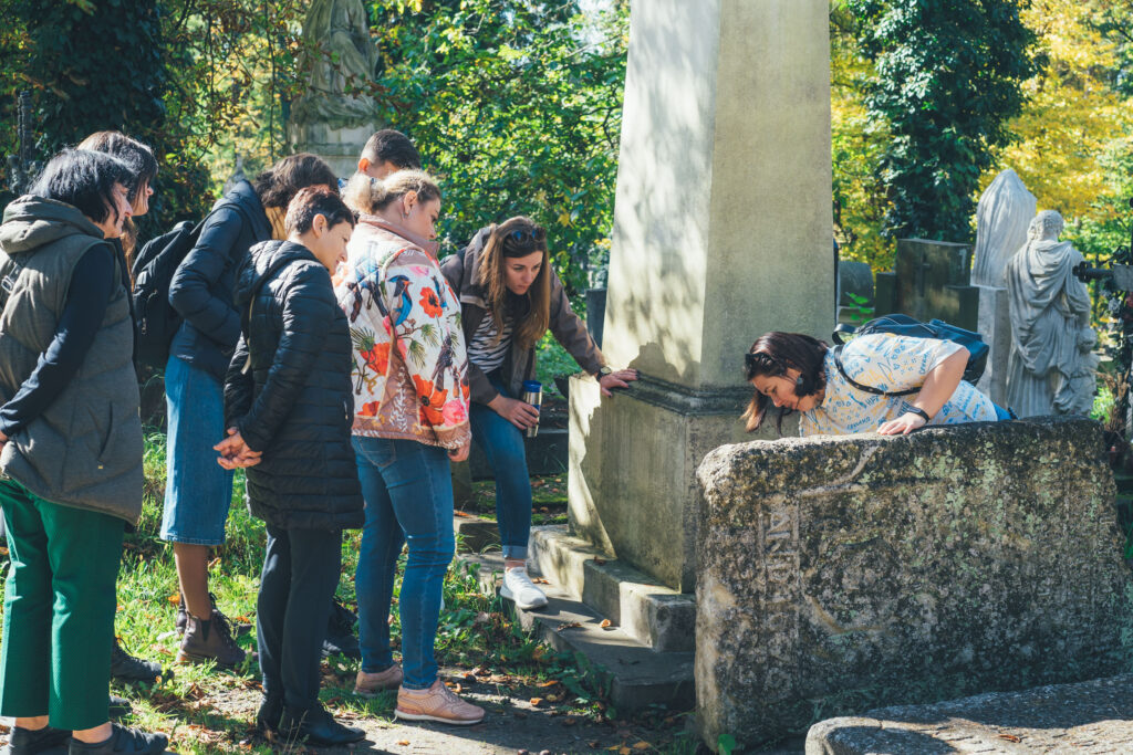 «Закінчуєш роботу на цвинтарі і йдеш працювати гідом по місту»: розмова з Гандзунею Гошко про туризм у Львові і не тільки - 1