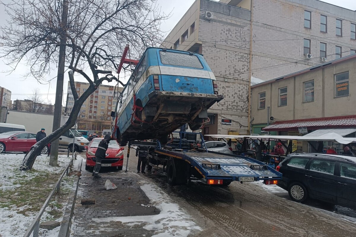За тиждень з вулиць Львова забрали 5 покинутих машин - 3
