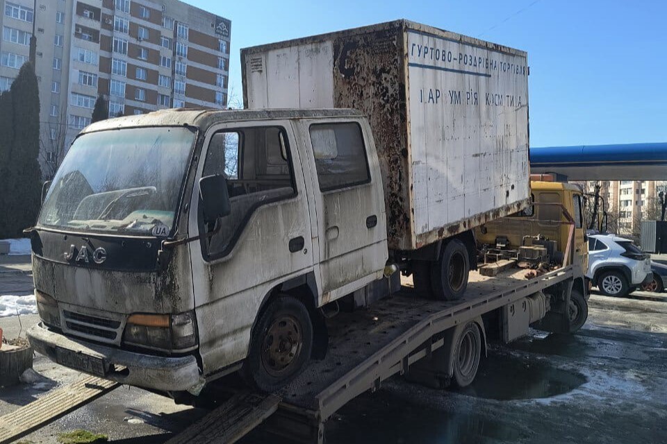 За тиждень з вулиць Львова забрали 5 покинутих машин - 4