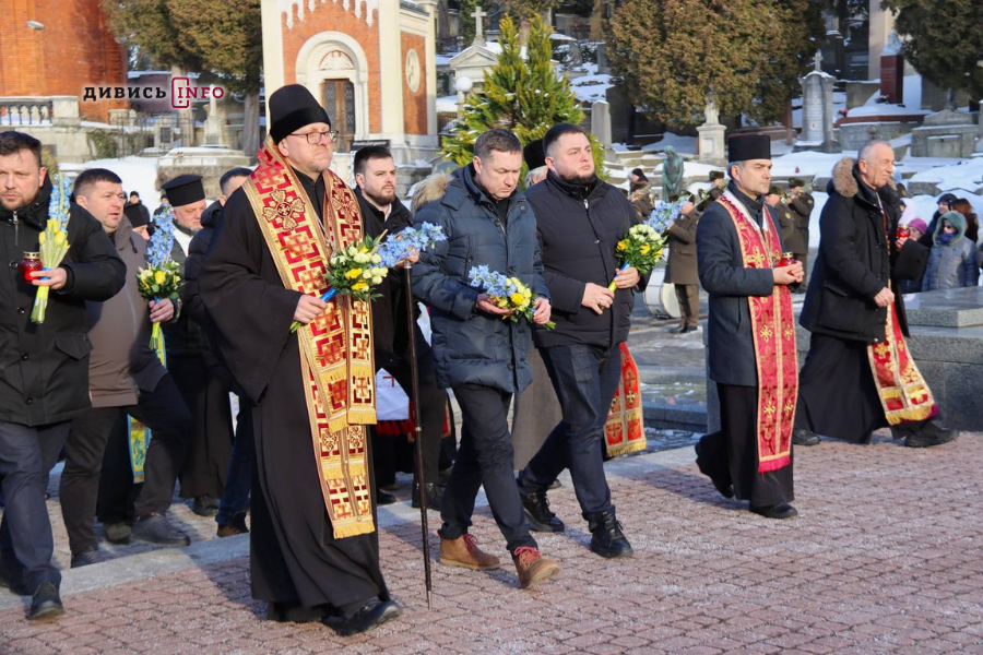 На Личаківському кладовищі у Львові вшанували Героїв Небесної Сотні (фото/відео) - 9