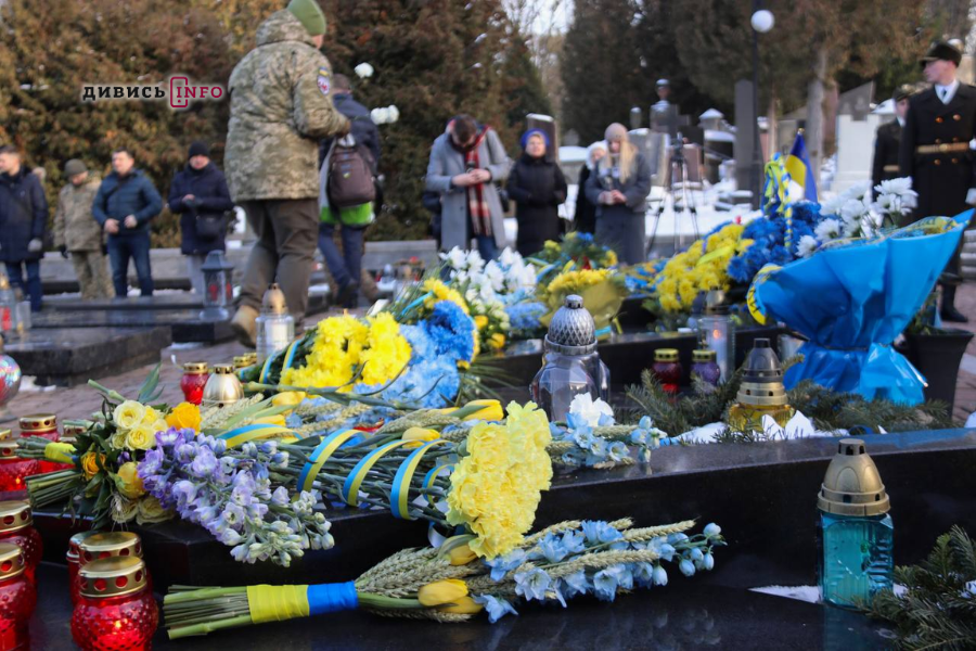 На Личаківському кладовищі у Львові вшанували Героїв Небесної Сотні (фото/відео) - 10