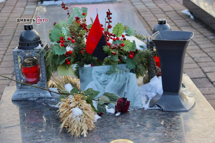 На Личаківському кладовищі у Львові вшанували Героїв Небесної Сотні (фото/відео) - 12