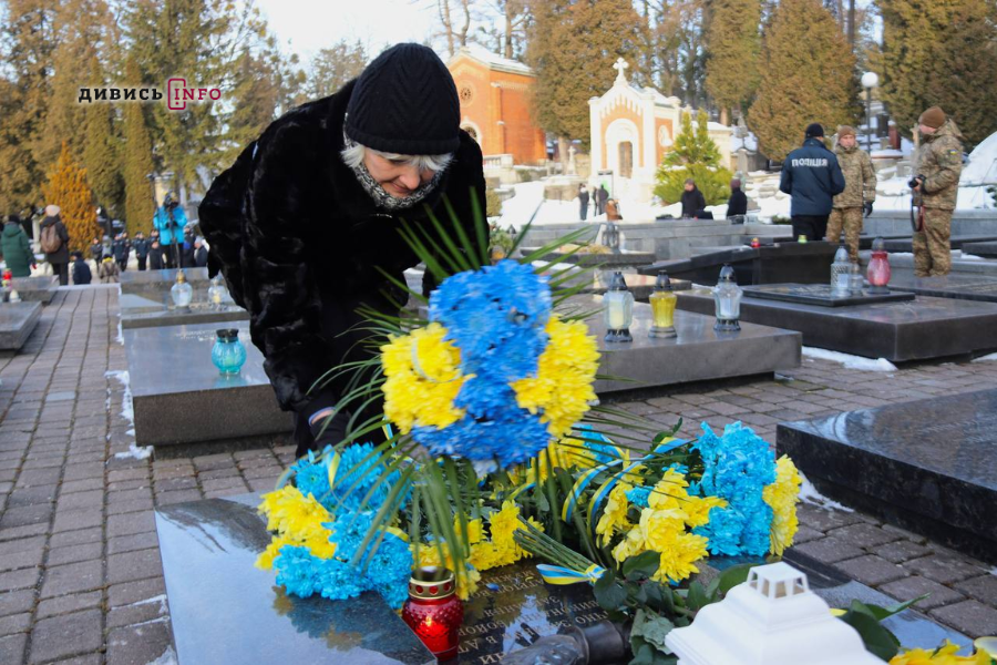 На Личаківському кладовищі у Львові вшанували Героїв Небесної Сотні (фото/відео) - 18