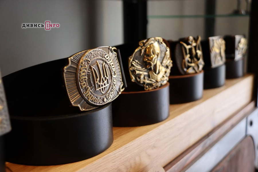 «Атрибутика впиралась тільки в тризуб, стяг і вишиванку»: як львів'яни почали першими в Україні виготовляти унікальні ремені
