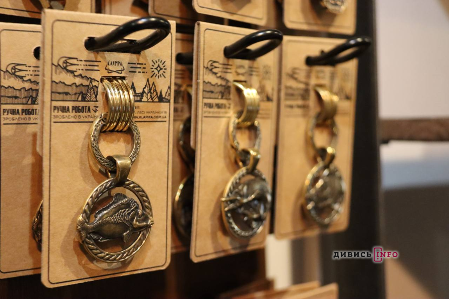 «Атрибутика впиралась тільки в тризуб, стяг і вишиванку»: як львів'яни почали першими в Україні виготовляти унікальні ремені - 22