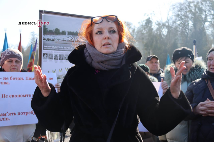 «Поставте нам гідні пам'ятники»: у Львові рідні загиблих воїнів проти запропонованих надгробків (фото) - 1