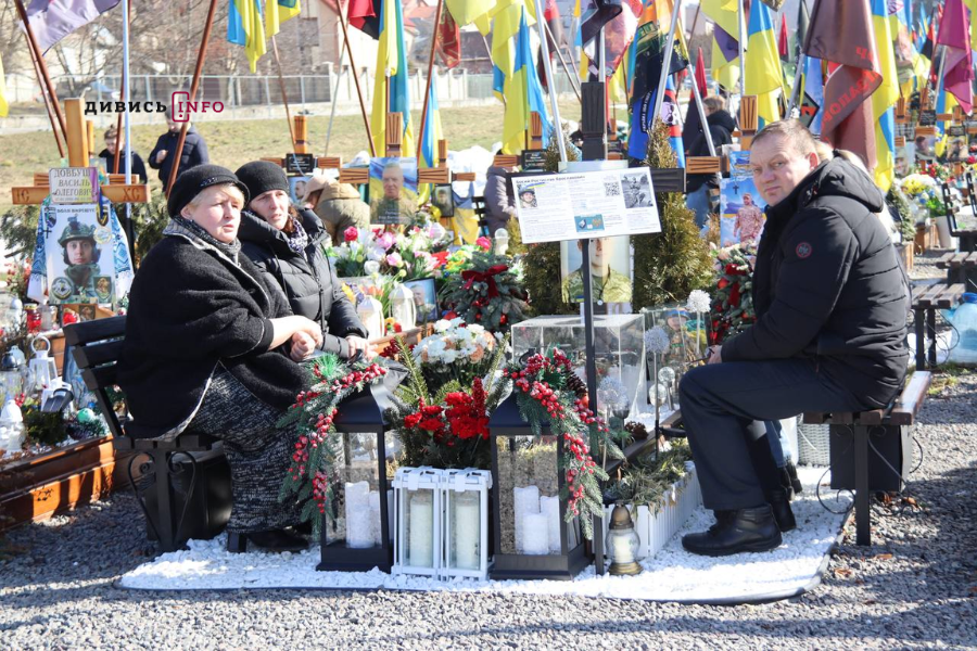 «Поставте нам гідні пам'ятники»: у Львові рідні загиблих воїнів проти запропонованих надгробків (фото) - 9