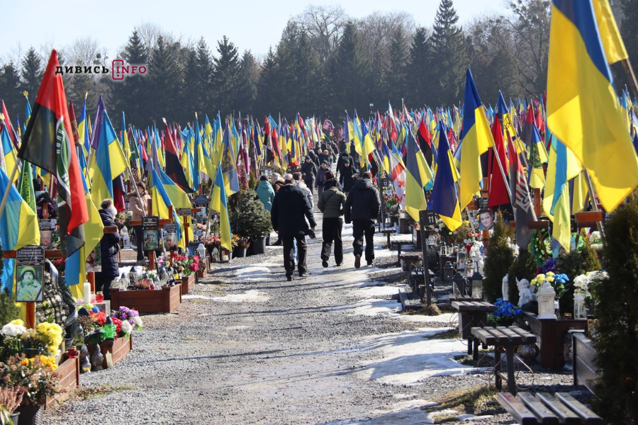 «Поставте нам гідні пам'ятники»: у Львові рідні загиблих воїнів проти запропонованих надгробків (фото) - 11