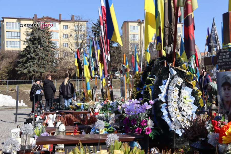 «Поставте нам гідні пам'ятники»: у Львові рідні загиблих воїнів проти запропонованих надгробків (фото) - 12