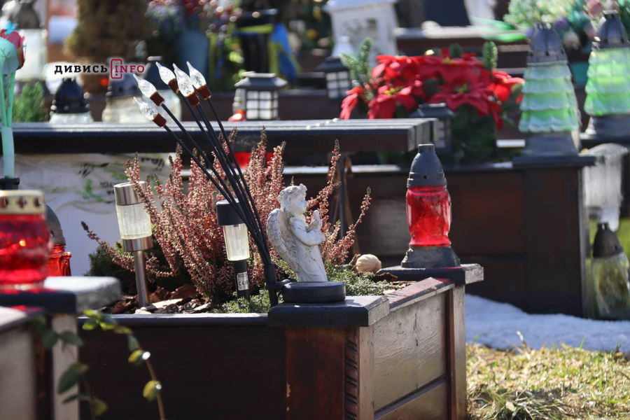 «Поставте нам гідні пам'ятники»: у Львові рідні загиблих воїнів проти запропонованих надгробків (фото) - 13