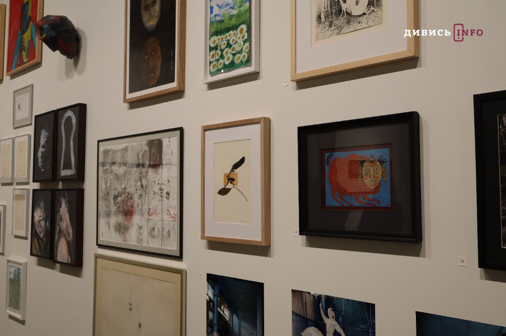 Якою є самотність під час війни: у львівському артцентрі триває виставка «Дивлячись у розриви» (фото) - 5