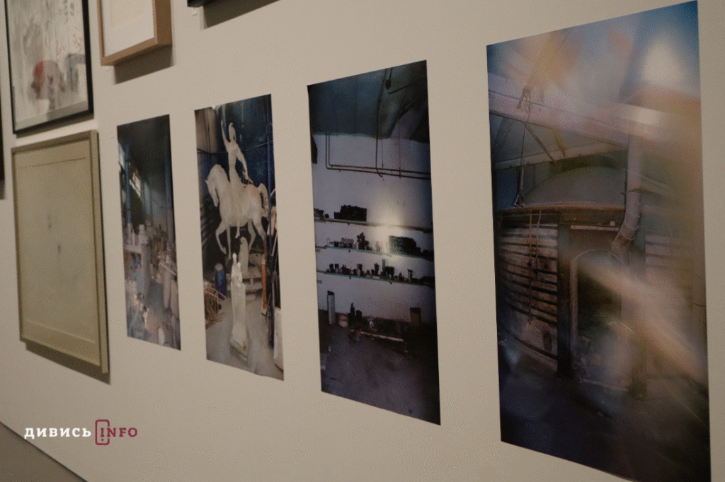 Якою є самотність під час війни: у львівському артцентрі триває виставка «Дивлячись у розриви» (фото) - 6