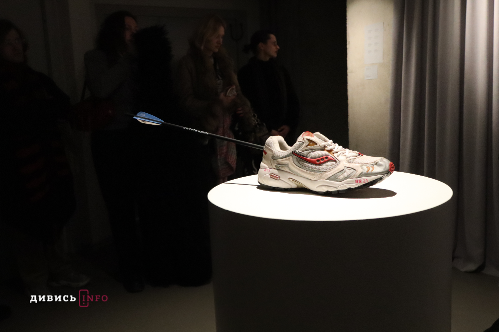 Якою є самотність під час війни: у львівському артцентрі триває виставка «Дивлячись у розриви» (фото) - 15