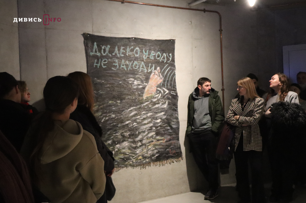Якою є самотність під час війни: у львівському артцентрі триває виставка «Дивлячись у розриви» (фото) - 16