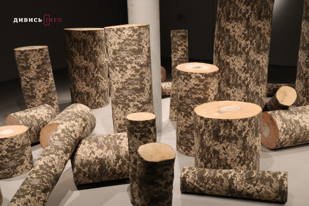 Якою є самотність під час війни: у львівському артцентрі триває виставка «Дивлячись у розриви» (фото) - 8