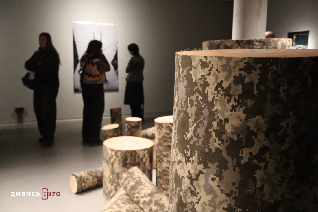 Якою є самотність під час війни: у львівському артцентрі триває виставка «Дивлячись у розриви» (фото)