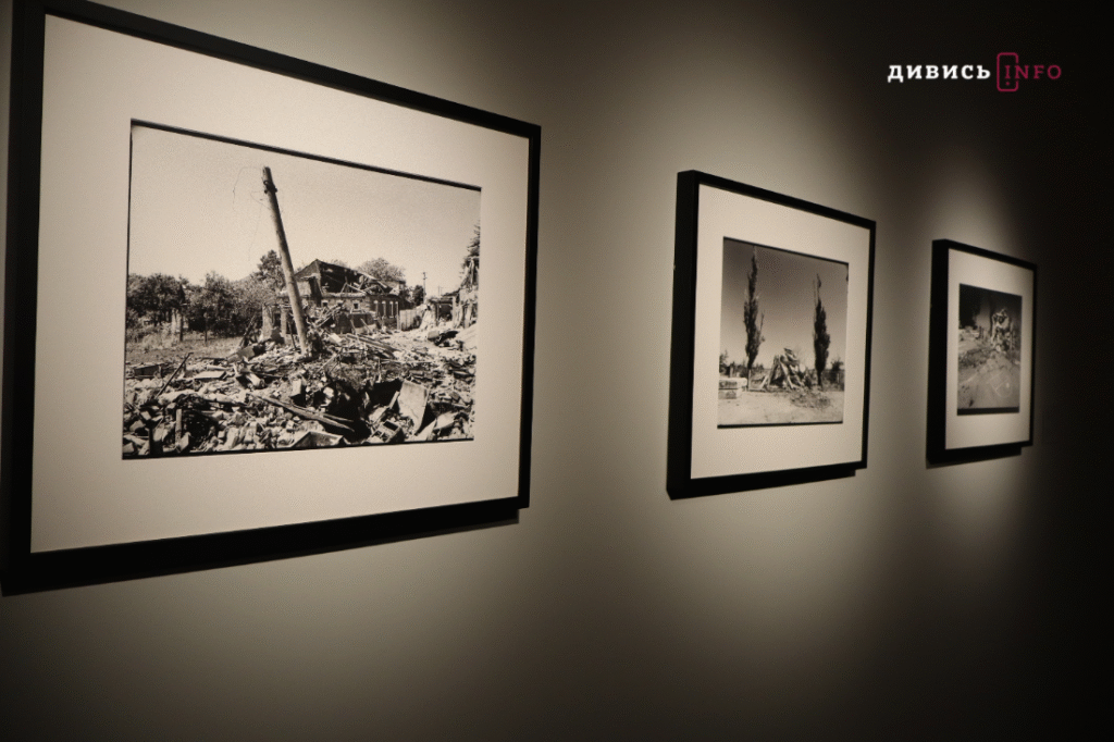 Якою є самотність під час війни: у львівському артцентрі триває виставка «Дивлячись у розриви» (фото) - 17