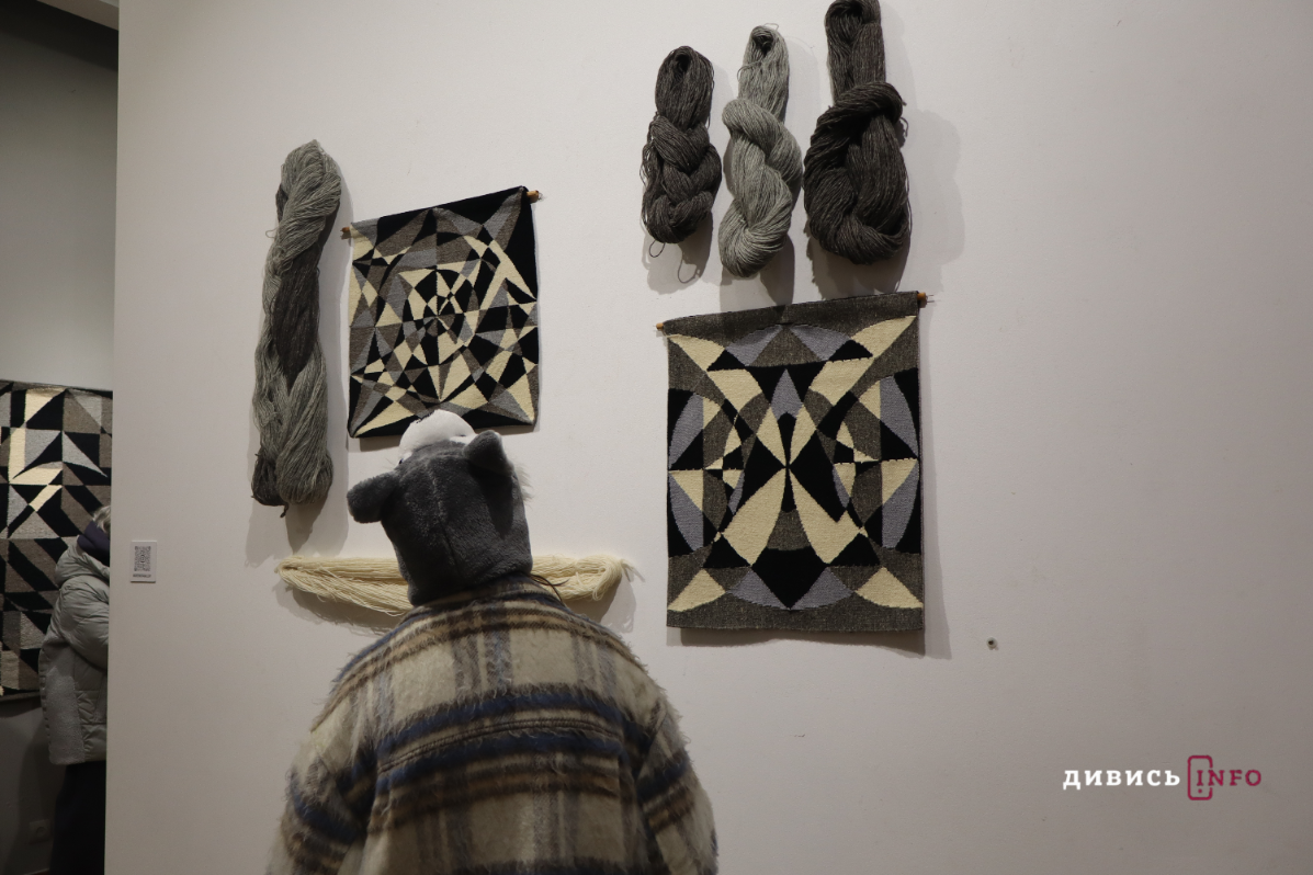 Оп-арт і українська традиція: у львівській галереї показали виставку мистецьких килимів (фото)