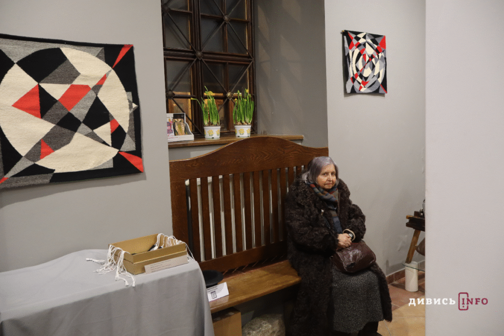 Оп-арт і українська традиція: у львівській галереї показали виставку мистецьких килимів (фото) - 8