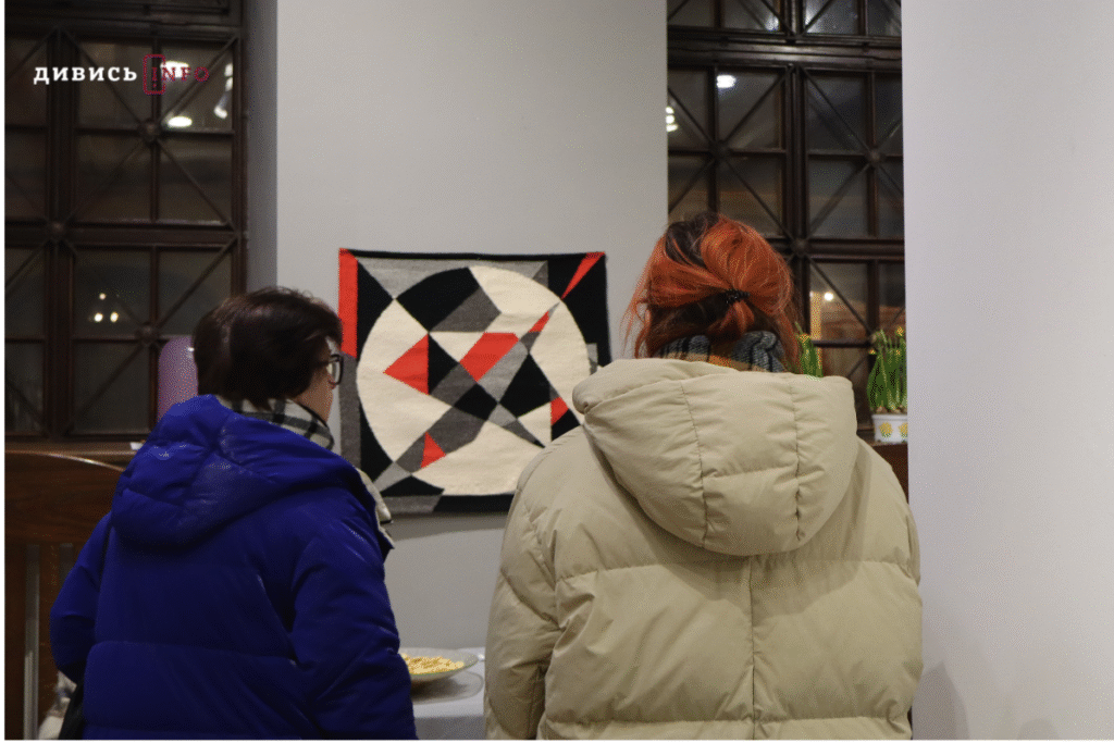 Оп-арт і українська традиція: у львівській галереї показали виставку мистецьких килимів (фото) - 9