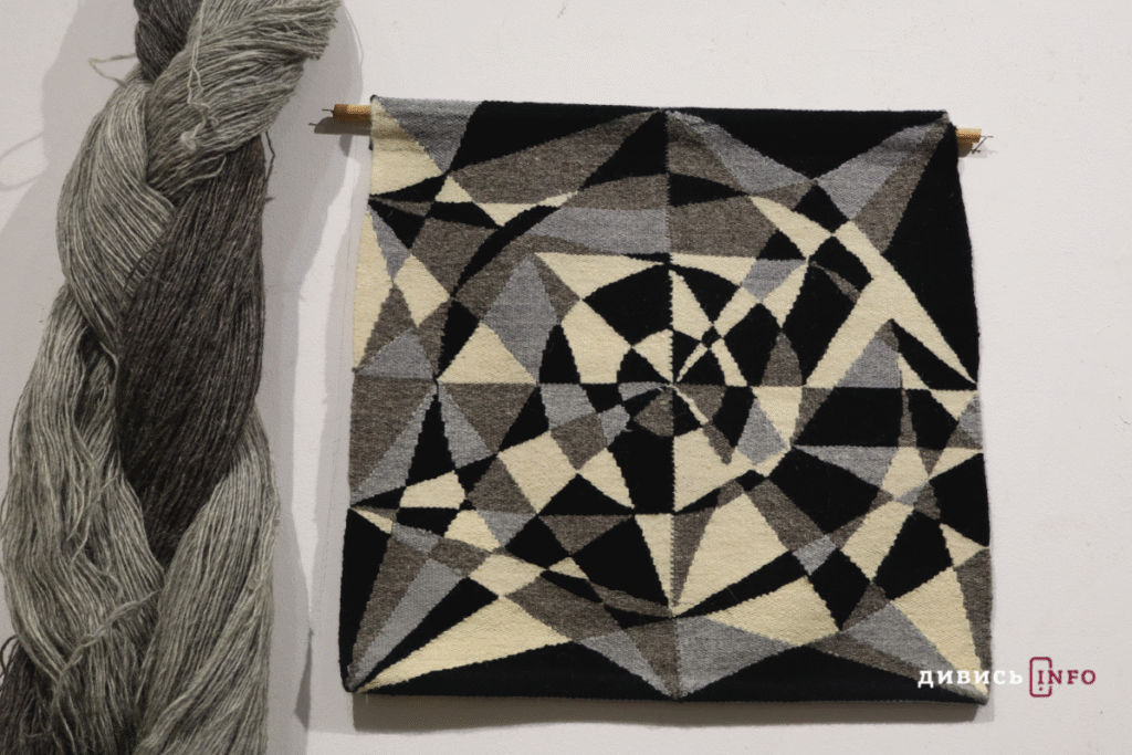 Оп-арт і українська традиція: у львівській галереї показали виставку мистецьких килимів (фото) - 1