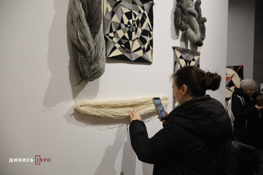 Оп-арт і українська традиція: у львівській галереї показали виставку мистецьких килимів (фото) - 4