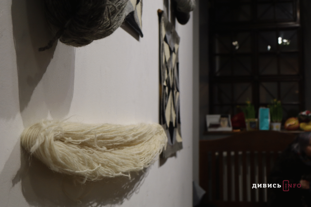 Оп-арт і українська традиція: у львівській галереї показали виставку мистецьких килимів (фото) - 3