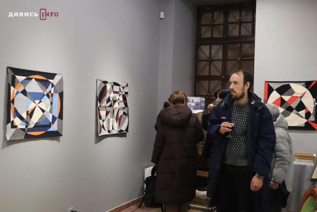 Оп-арт і українська традиція: у львівській галереї показали виставку мистецьких килимів (фото) - 12