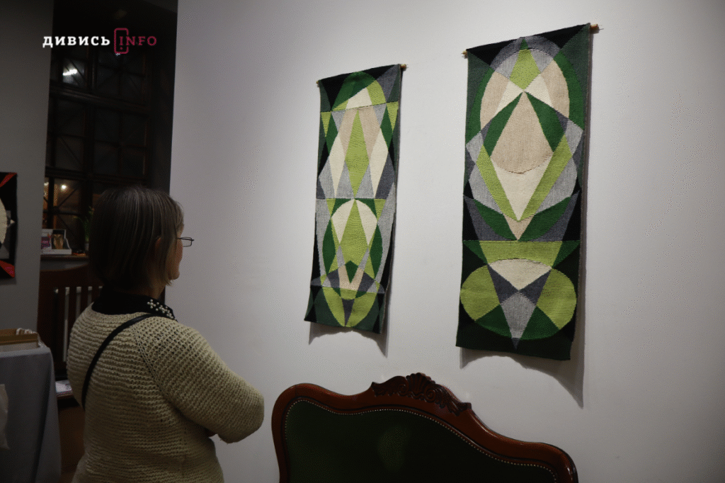 Оп-арт і українська традиція: у львівській галереї показали виставку мистецьких килимів (фото) - 6