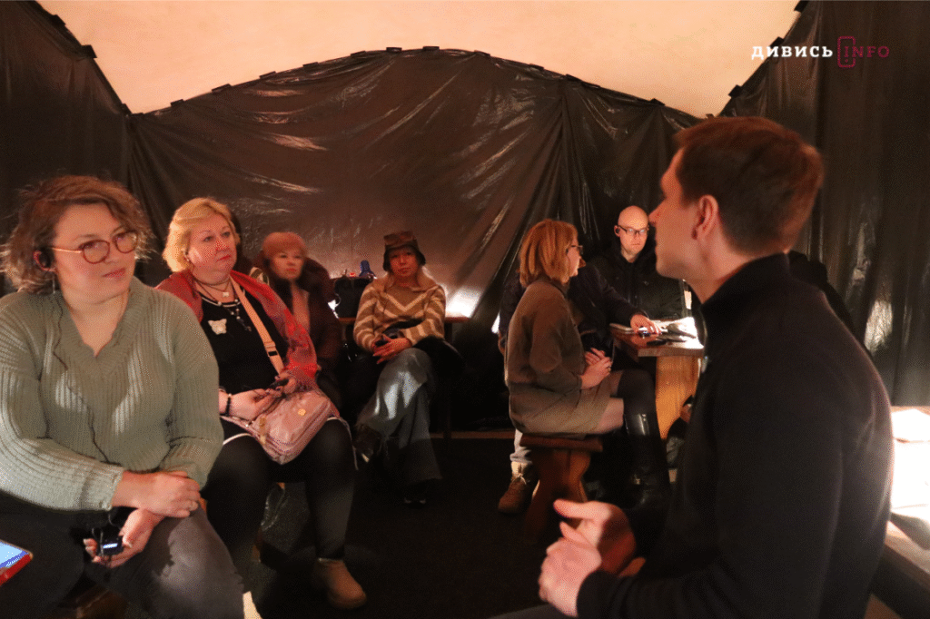 Чи можливий баланс між війною та цивільним життям: у львівському театрі презентували першу аудіовиставу - 4