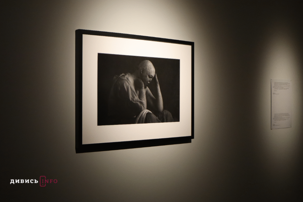 Якою є самотність під час війни: у львівському артцентрі триває виставка «Дивлячись у розриви» (фото) - 11