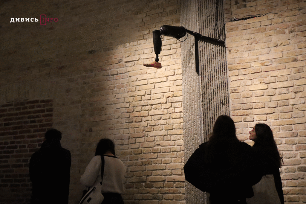 Якою є самотність під час війни: у львівському артцентрі триває виставка «Дивлячись у розриви» (фото) - 7